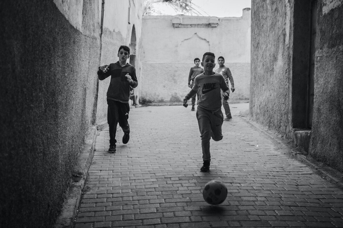 Детвора играет на улицах Рабата в футбол (источник фото: https://www.reddit.com/r/arabs/comments/ems8li/nothing_better_than_some_street_football_with/) 