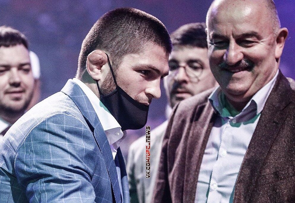 Чемпион UFC в лёгком весе Хабиб Нурмагомедов сообщил, что он приостановил тренировочный процесс перед объединительным поединком с временным чемпионом Джастином Гэтжи. 
💬«Подготовка проходит отлично. Прилетел в Абу-Даби, нахожусь тут второй день, но пока, правда, не тренируюсь. У меня заболел зуб и опухла щека. Думаю, завтра тоже без тренировок обойдусь. Если видели меня на турнире, посвящённому отцу 9 сентября, то заметили, что я был в маске, это тоже связано с зубом.

Думаю, послезавтра начну снова тренироваться, пока всё идет нормально, активная работа началась ещё в июле», – приводит слова Хабиба Sport24.