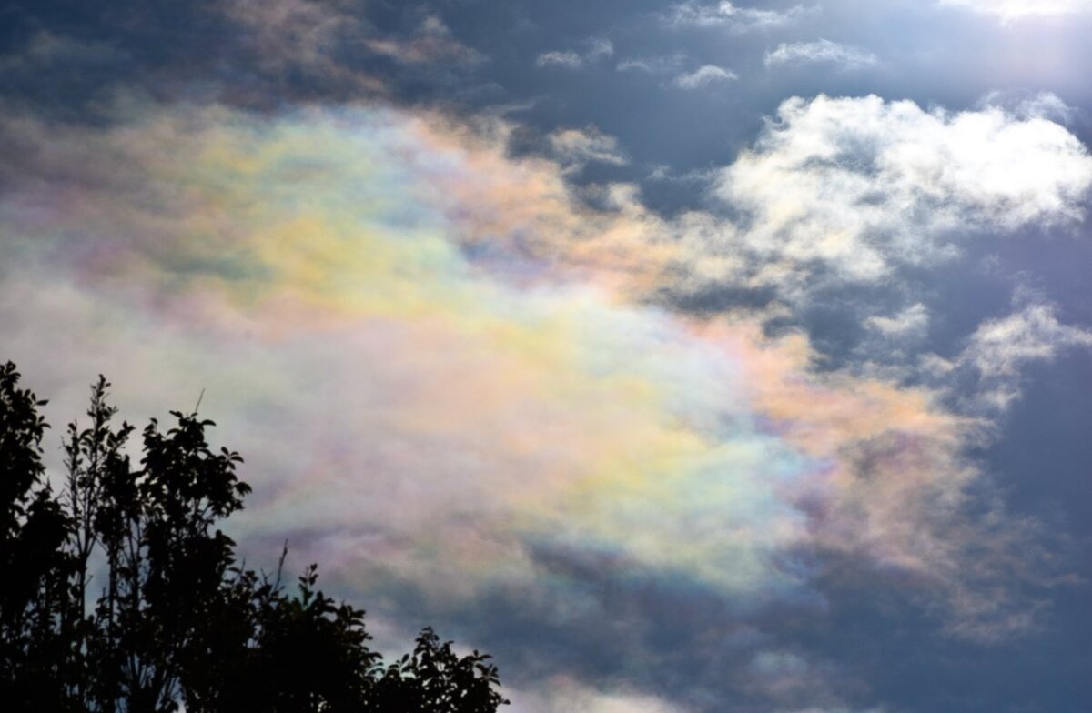 Заметить туча. Разноцветные облака. Иризация облаков. Иризация в небе. Облака в Великобритании.