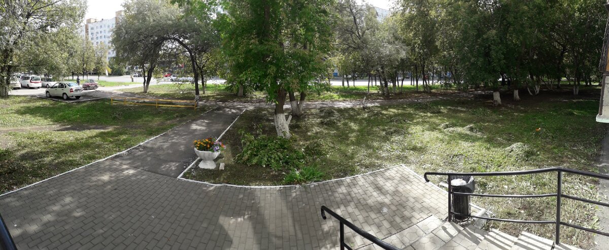 Кучи скошенной травы у салона красоты "Ангелы красоты"