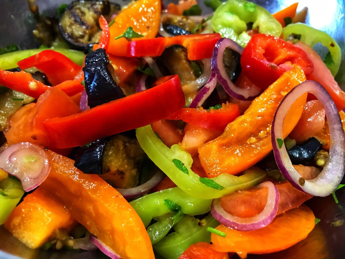салат из овощей на гриле. салат с жареными баклажанами. жареный овощной салат. салат с баклажанами и помидорами и перцем по корейски. аджапсандал армянский.