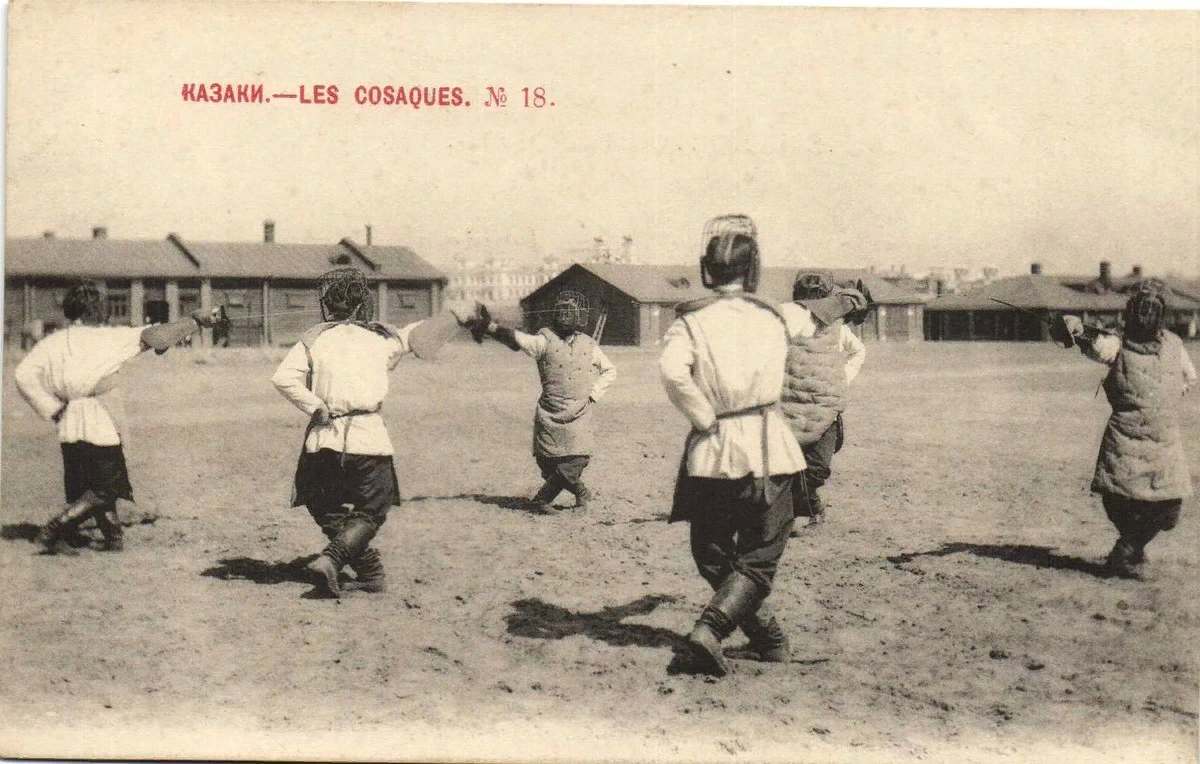 Да. Это казаки. Занятие ведется на эспадронах - тренировочных саблях