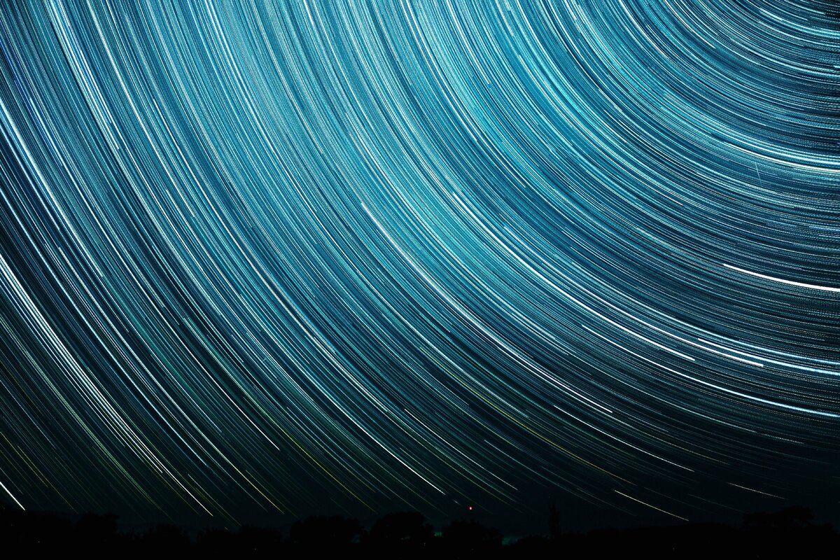 Пример фото со звёздными треками. Локация: Золотая Долина, Россия. Автор Tengyart.