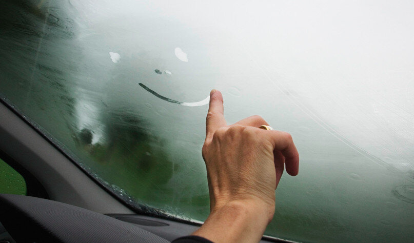 Автомобилисты нередко сталкиваются с проблемой запотевания окон. Это создаёт неудобство во время езды и мешает полноценной видимости. Почему потеют окна в машине изнутри зимой и в дождливую погоду стоит разобраться прежде, чем начать устранять проблему. Выявив техническую причину, от неё стоит избавиться в короткие сроки. Для профилактики образования запотевания нужно применять специальные средства и использовать эффективные народные методы.