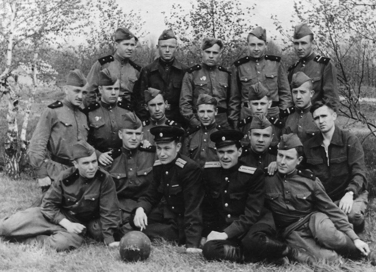 Окончена война, дождались Дня Победы. 
Ликует народ и вся страна.
У многих родные не вернулись с фронта,
Помянем же с честью их имена.

Землей вскормлен, вспоен водой студеной,
Закален на степных ветрах.
Ну кем я был? Простым подростком,
Когда призвала Родина служить меня.

Ты все дала — сапоги, шинель по росту,
И клятвы сердца незабвенный миг…
И право быть ассистентом знаменосца,
И долг священный быть достойным их.

Будя во мне негромкие таланты,
Вполне на совесть, вовсе не за страх,
Меня учили фронтовые сержанты
Держать равнение, чеканить шаг.

И что греха таить! Порой усталость
Сбивала с ног, швыряя в бездну сна,
Но, чтоб служба медом не казалась
«Вперед!» — командовал старшина.

И я летел, преодолевая ветры.
Огнем из автомата в яблочко садил.
На марш-бросках, пройдя десятки километров,
Я поражался мужеством своим.

О, Армия! Для меня дала ты много,
Призы, награды, по заслугам звания,
Когда службу закончил я,
И право молодым эстафету передать.