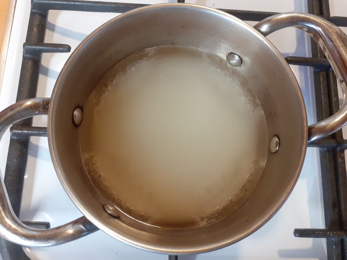 Начало закипать, но сахар не растворился ещё. Я выключила огонь, помешала, опять включила.