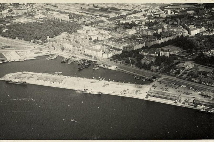 Слева на дальнем берегу - то место, о котором данный текст