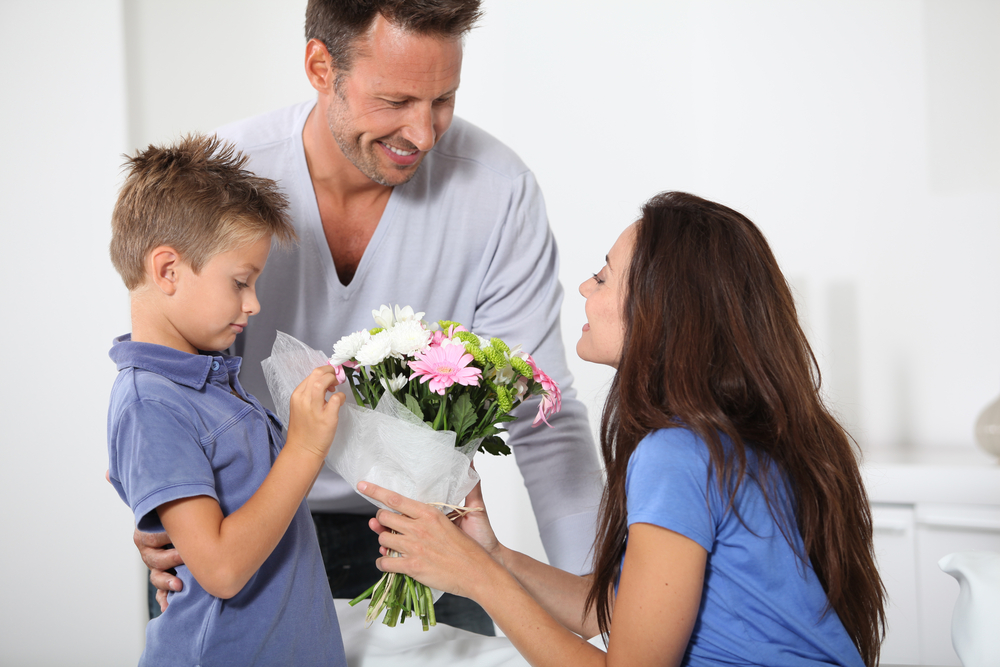 Маме дарят цветы. Папа дарит маме цветы. Мальчик дарит цветы маме. Дети дарят цветы.