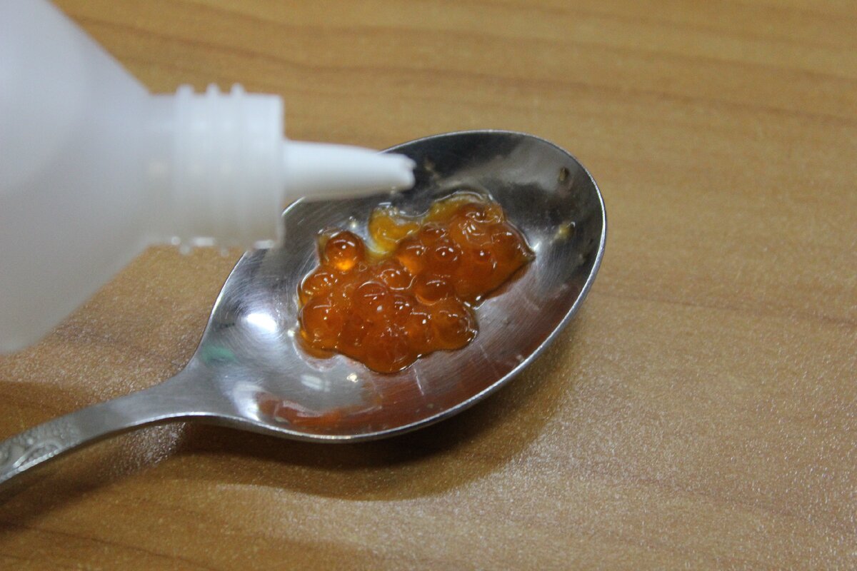 настоящая икра в горячей воде. настоящая икра. красная икра подделка. натуральная икра в кипятке. поддельная икра.