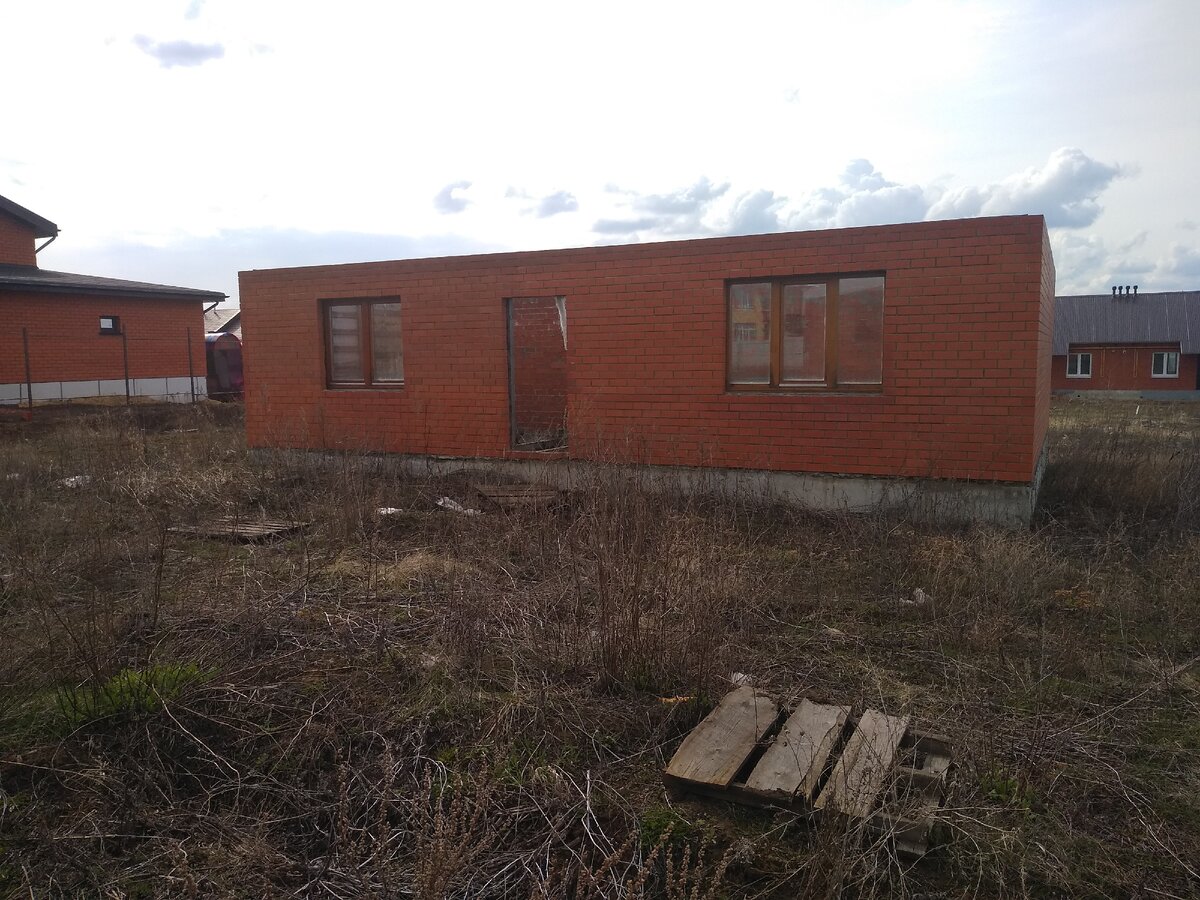 А вот такие недострои без крыши продают  за 1 200 000. Этот единственный с фундаментом, у остальных фундамента нет. @ Горбунов Сергей Канал Самостройщика