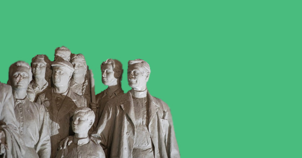 Во время реставрации ВДНХ рабочие находят множество забытых объектов.