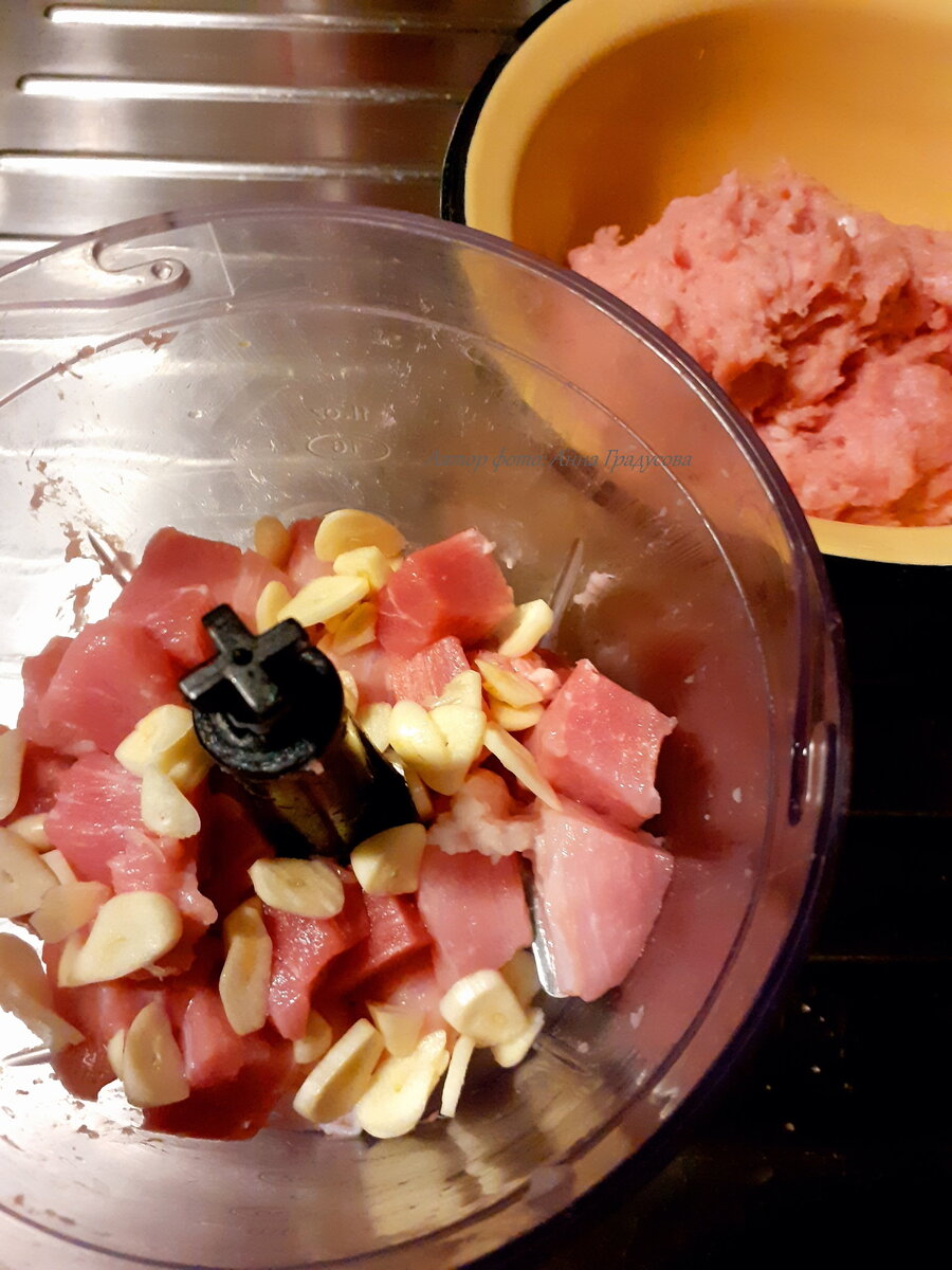 Перемололи мясо и чеснок в нежный фарш