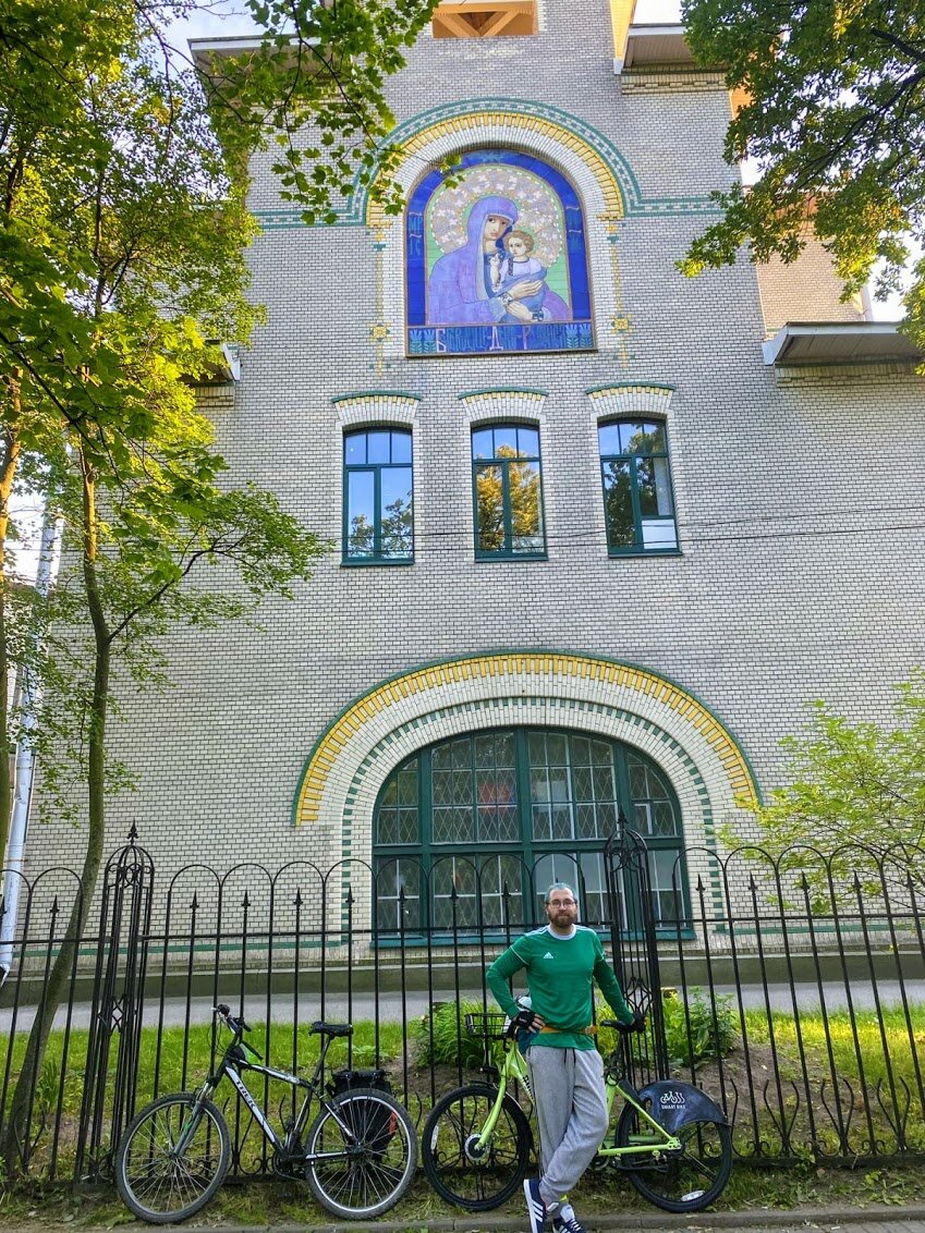 Автор сей статьи с велосипедом на фоне шедевра.