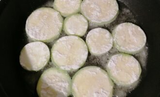 Рецепт жареных острых кабачков с чесноком и зеленью