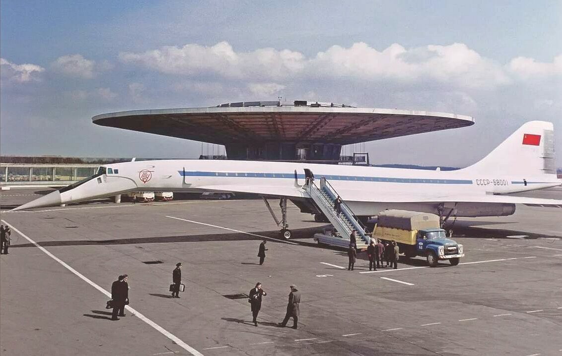 Сверхзвуковой Ту-144 около "Рюмки"