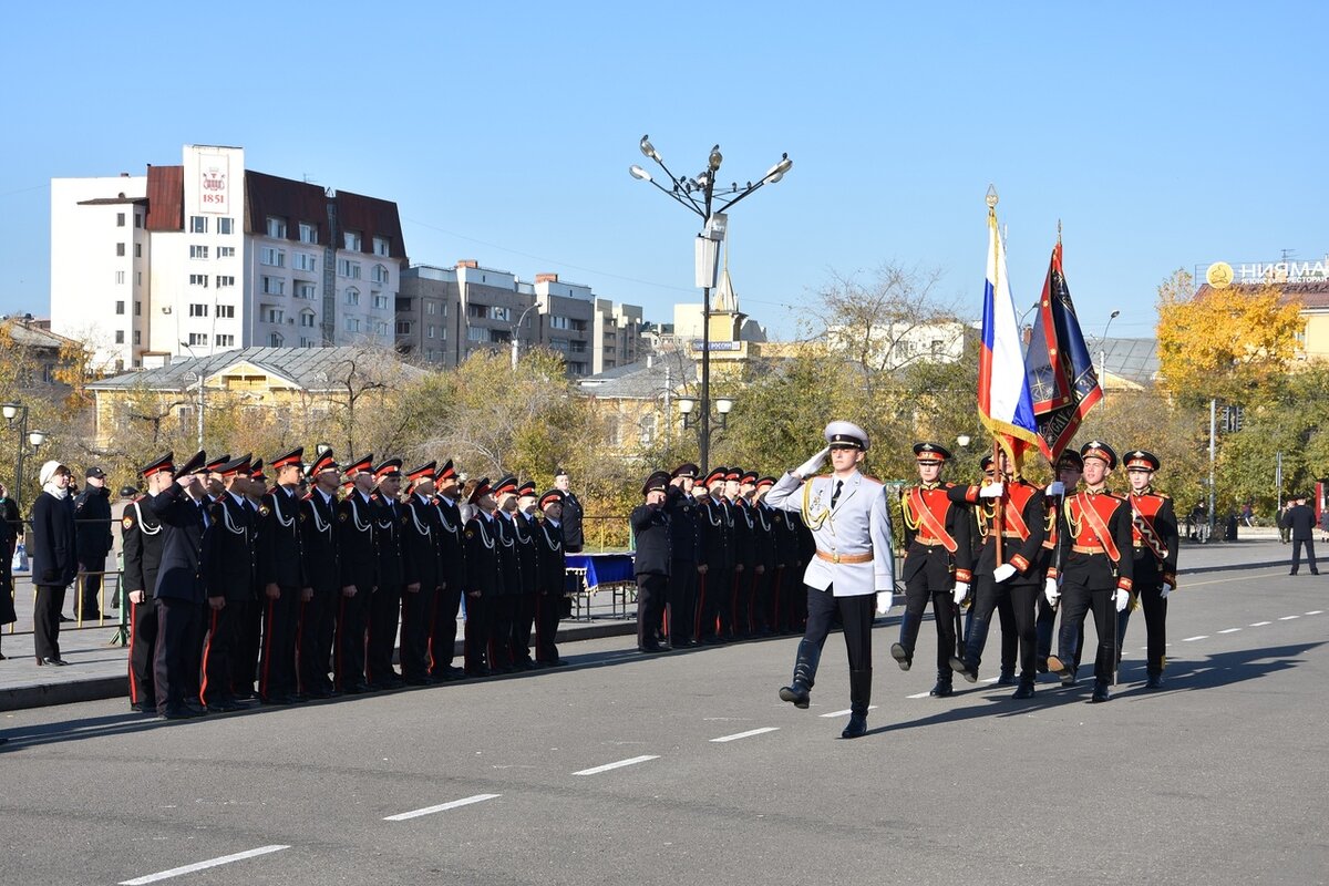 Торжественное построение очередного выпуска на главной площади города. 