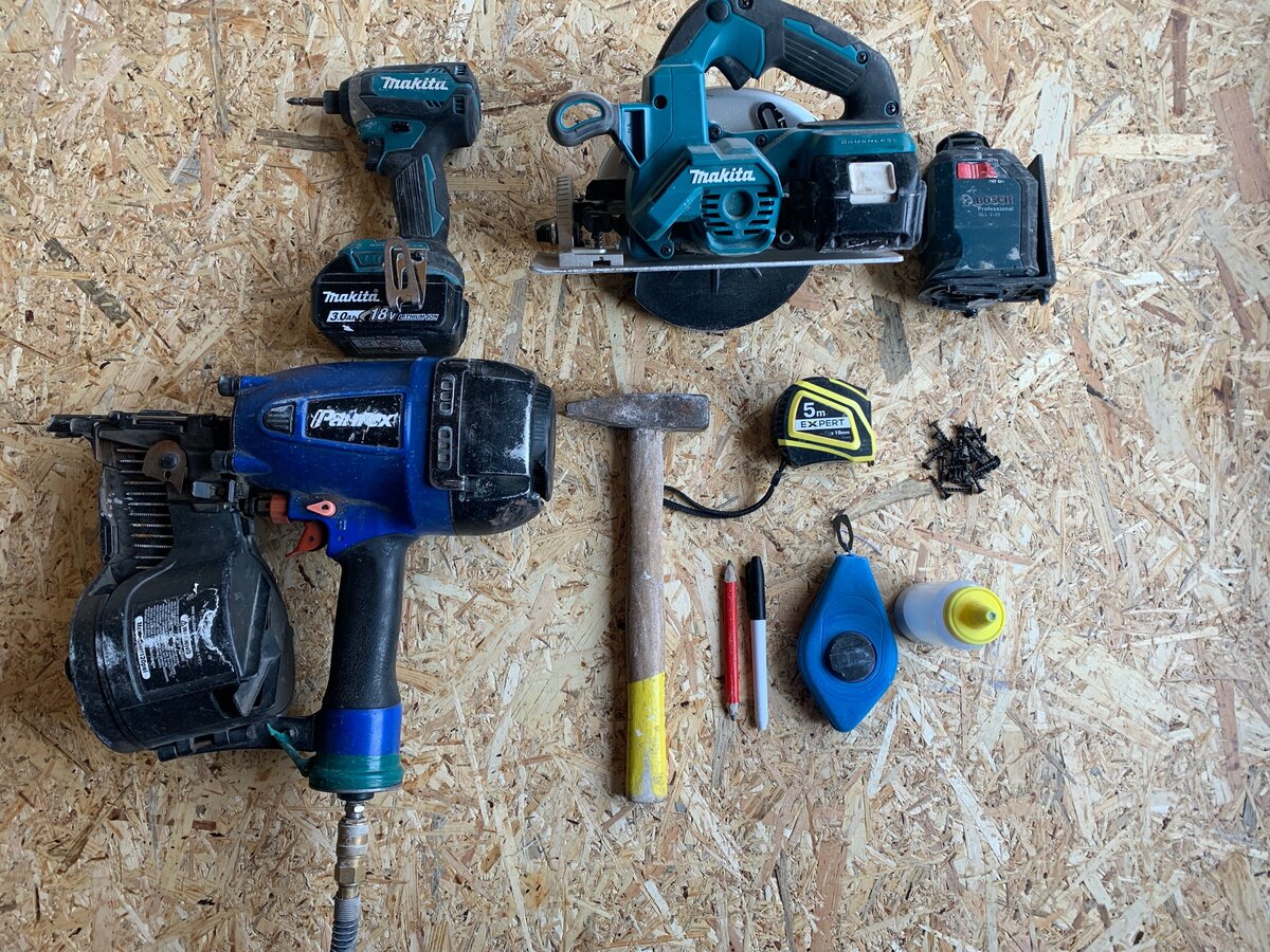 Инструмент для монтажа чернового потолка с обрешеткой из листов OSB.