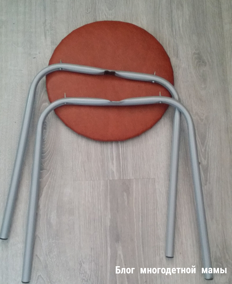 Сломанная табуретка. 