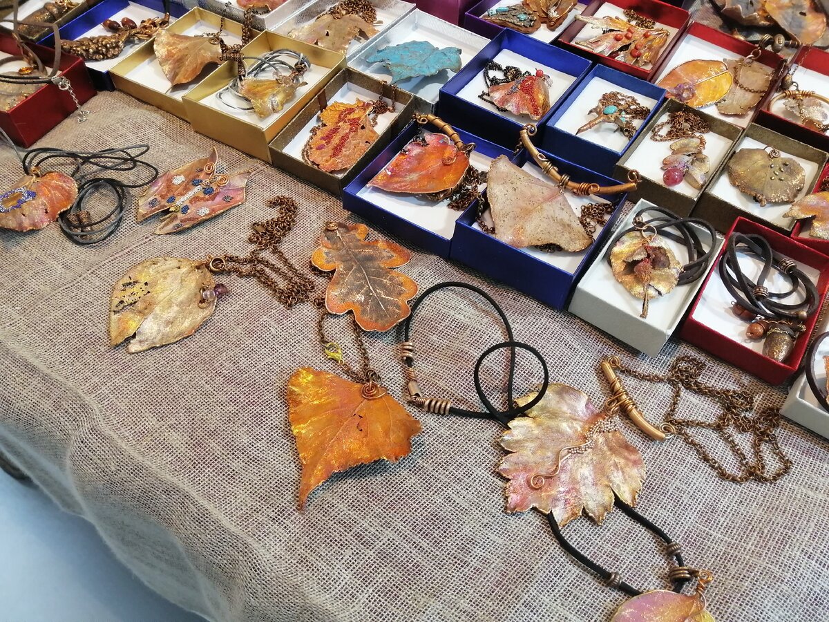 Металлический листопад. И дальше просится пушкинское: "Осенняя пора - очей очарованье!"