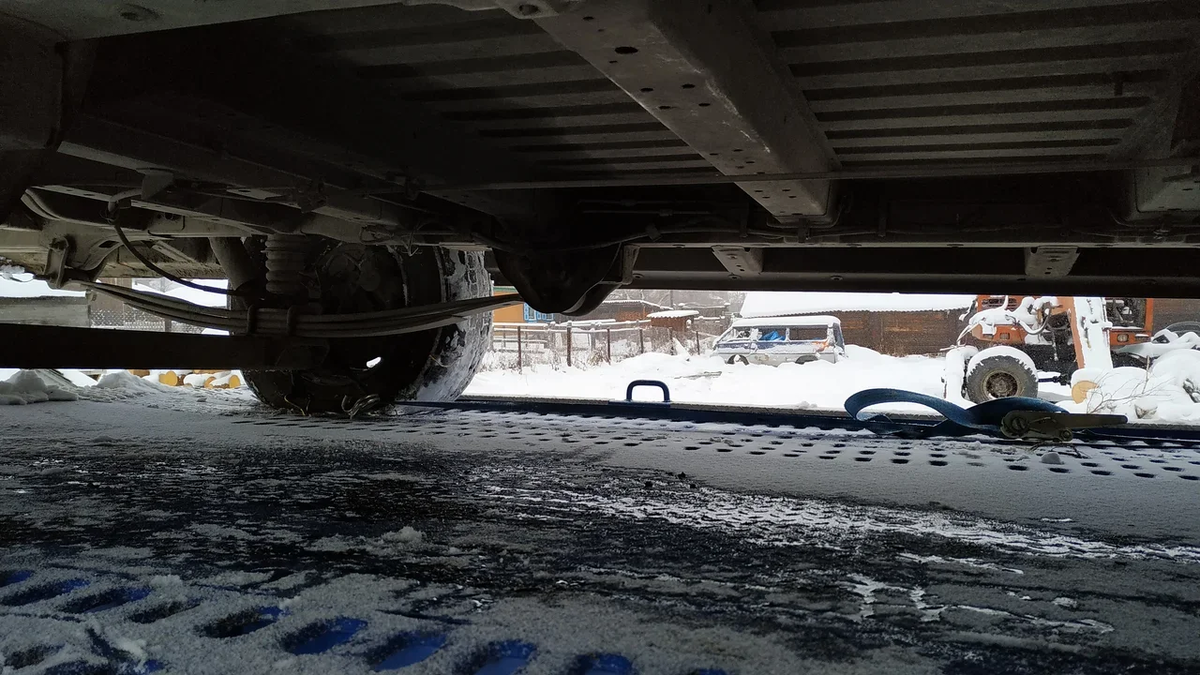 Под днищем тоже всё довольно живенько