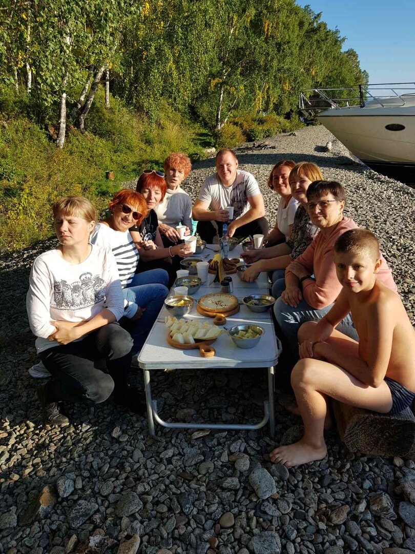 Обед на берегу Байкала возле КБЖД, прибыли туда мы на катере.