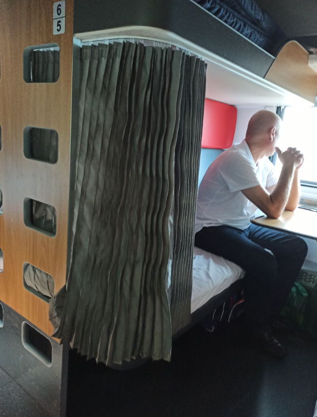 Индивидуальная штора для создания своего маленького, но личного пространства.