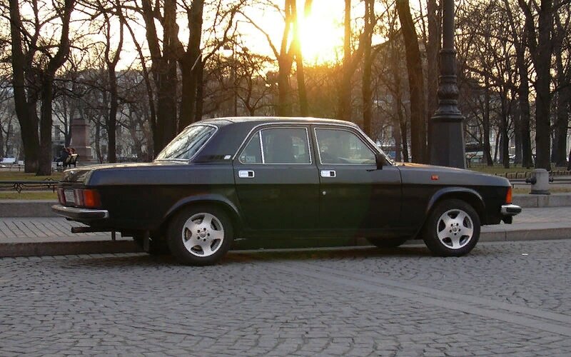 Вообще-то, 02-ю Волгу замышляли как наш аналог Мерседеса. Но потом… ну, инженеры поймут: этого нет, то нельзя, на это денег не дадут. Впрочем, эта машина мне всегда казалась очень красивой.