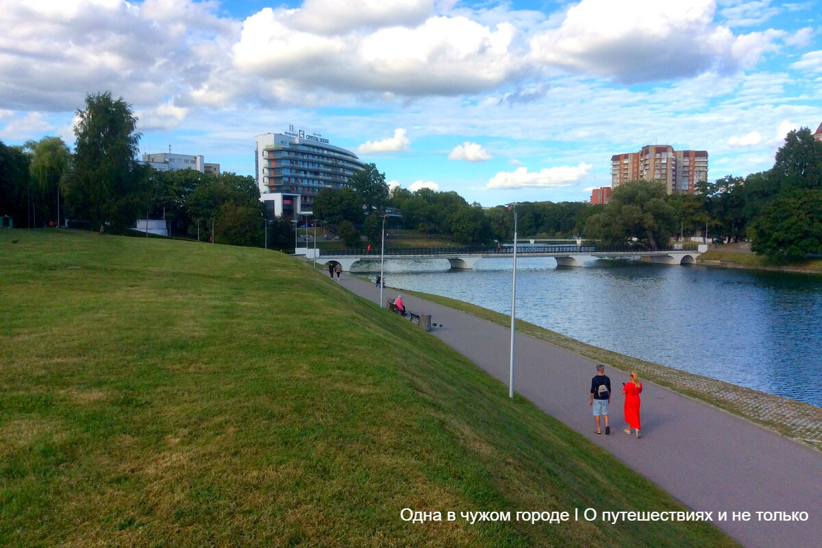 Однако жителям такая идея по душе не пришлась. Они настояли на том, чтобы пруд был сохранён, а его окрестности превратились в парк. Что в результате и было сделано - вокруг пруда были разбиты аллеи и променады, появился концертный зал.