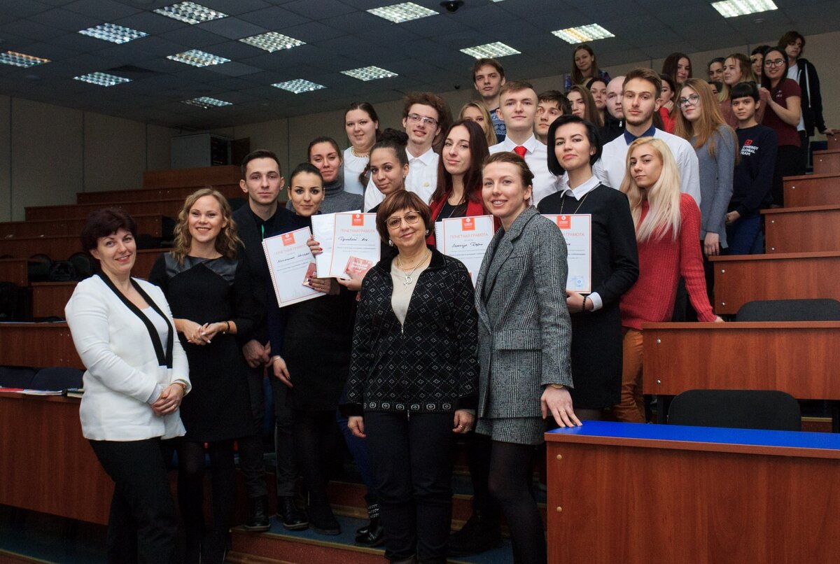 Студенты и преподаватели факультета лингвистики университета "Синергия"