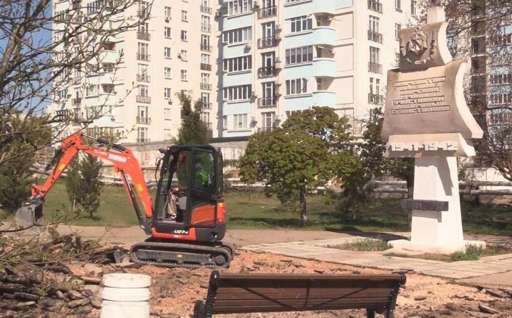 Работы в сквере Севастопольских курсантов. Источник: i.ytimg.com