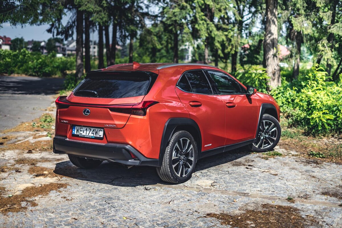 Lexus UX 250h - таким должен быть городской автомобиль премиум-класса!