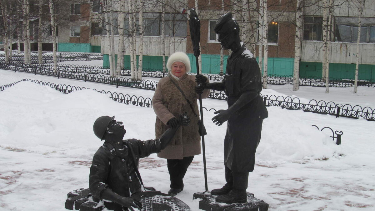 Памятник "Слесарю и дворнику"