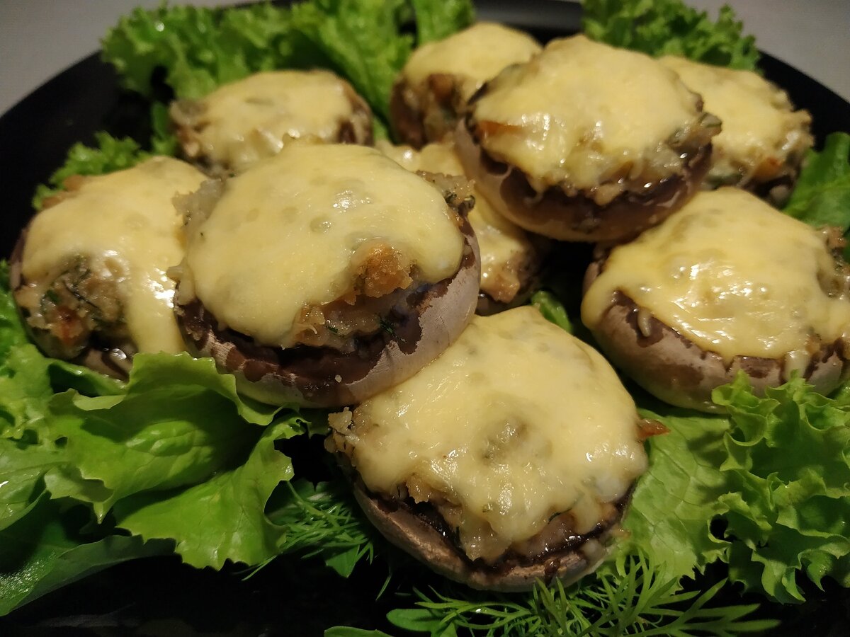 Фаршированные шляпки шампиньонов в духовке рецепт ножками и сыром с фото пошагово