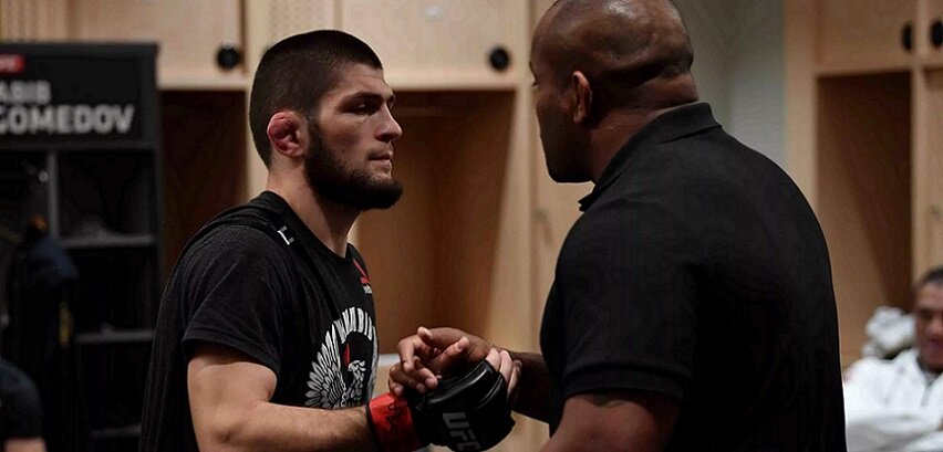 
Отставной бывший чемпион UFC Дэниэл Кормье высказался о решении промоушена не объявлять пояс в легком весе вакантным, несмотря на официальное объявление Хабиба Нурмагомедова об уходе в отставку.