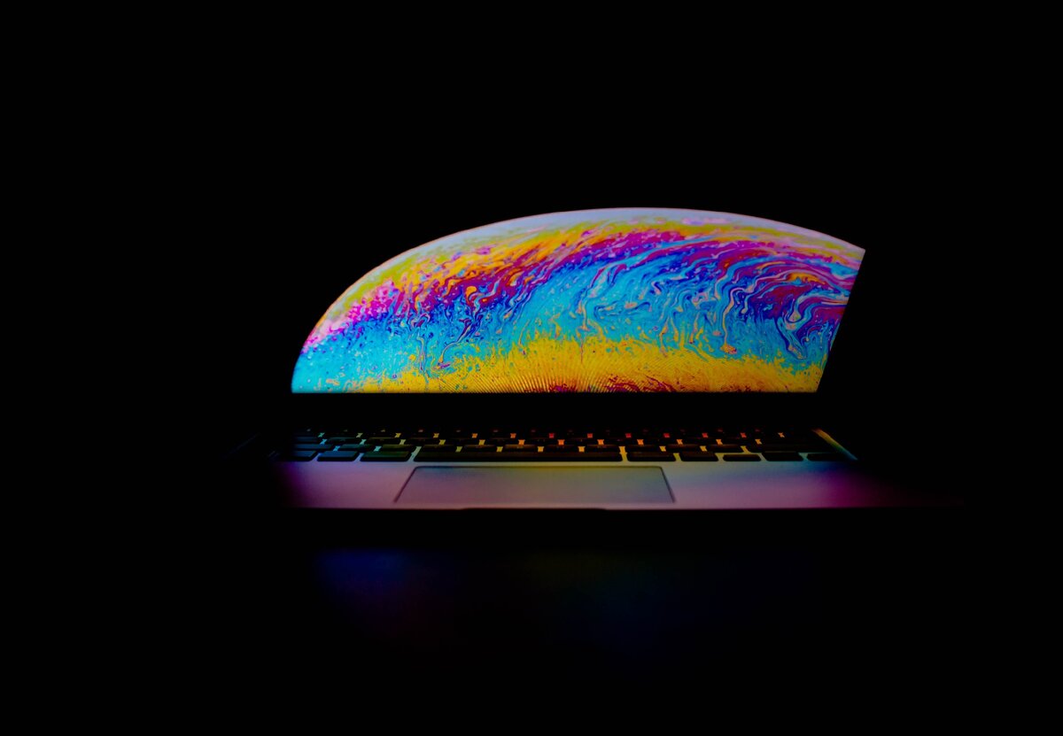 MacBook Air  (источник фото - Victor Garcia on Unsplash)