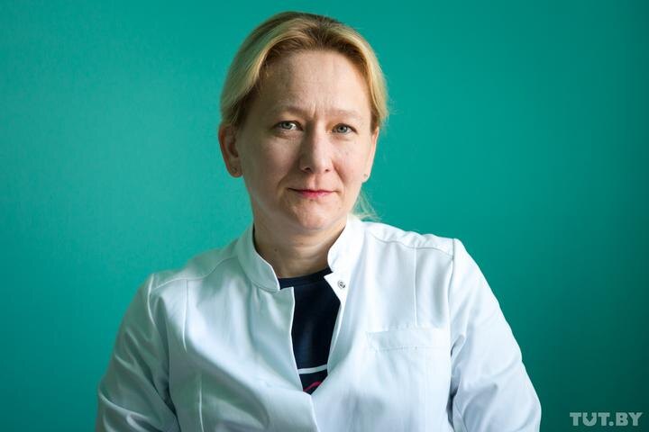 В феврале была паника: многие решили, что теперь врачи обязаны рассказывать милиции о результатах посещения гинеколога девочек до 16 лет. Девушки же начали вспоминать, что медосмотр и без этого был не самым приятным занятием. Потом мы разбирались, какими именно половыми отношениями может заинтересоваться милиция. А недавно выясняли, на что все-таки имеет право гинеколог при осмотре несовершеннолетних. 
В общем, тема подросткового секса, кажется, волнует всех причастных. И особенно волнует Оксану Иванишкину-Кудину — главного внештатного детского гинеколога Минздрава. Вместе с ней мы решили прояснить некоторые моменты насчет осмотров и половой жизни девушек с 14 до 18 лет. О тонкостях законодательства, дремучести общества и о том, почему подростковый секс имеет «право на жизнь», — в нашем разговоре. Тот случай, когда интервью нужно увидеть и детям, и родителям.
«Воспринимают так, как будто всех заберут в милицию» — Вспомним хайп насчет «доносов» в милицию. Как правильно трактовать закон?

— Противоречащих моментов в законодательстве у нас нет. Важно один раз для себя их понять.

Законом о правах ребенка у нас закреплено такое понятие, как «дети» — это все лица от 0 до 18 лет. В этом большом понятии есть свои разделения. Например, статья 44 Закона о здравоохранении гласит, что с 14 лет человек имеет право давать самостоятельное согласие на простое медицинское вмешательство. Осмотр гинеколога как раз к этому относится. И теоретически, и практически девочке-подростку можно прийти к врачу, обсудить какие-то проблемы или взять те же мазки на анализы.

Возраст заключения брака (18 лет) оговорен в статье 18 Кодекса о браке и семье. Дальше у нас есть такое понятие, как возраст сексуального согласия, оговоренный в 168 и 169 статьях УК РБ, — это 16 лет. Именно здесь мы получаем своего рода «ножницы» между 14 и 16 годами, которые и вызывают столько обсуждений: вроде бы и к врачу прийти можно, а сексом заниматься «еще нет».

И уже здесь мы попадаем в поле действия постановления 1192 Совета министров. Там оговариваются некоторые моменты, касающиеся понятия «врачебная тайна». В этом постановлении (п. 3) определены основания, когда врачи должны взаимодействовать с органами внутренних дел. Например, когда врач сталкивается с фактом принудительного вступления в половую жизнь, беременностью, подозрением на прерывание беременности. Об этих ситуациях медицинские работники обязаны сообщить в правоохранительные органы. Причем это в равной мере касается всех структур и организаций — как государственных, так и частных.

Многие начинают воспринимать это как будто всех, живущих половой жизнью до 16 лет, заберут в милицию. Это и есть корень недопониманий.

Теоретически с 16 до 18 лет молодой человек уже имеет право жить полной жизнью, в том числе и сексуальной (если она по согласию), и этим никто не озадачивается. Другое дело, если речь идет о беременности: неважно, планируется постановка на учет по беременности или ее прерывание. И здесь, если девочка не состоит в браке, что теоретически возможно, снова вступает в силу наше самое первое «правило»: от 0 до 18 лет — это дети.Начинает «работать» другая статья, и решения о сложных медицинских вмешательствах вместе с девушкой принимают и ее родители (или законные представители). Есть еще момент: если девочка в официальном браке, она уже признана дееспособной. Только в таком случае она вправе сама решить до 18, что ей делать с беременностью. 
— Но все-таки что насчет периода 14−15 лет? Если девушка ведет половую жизнь и ей 15, конечно, она еще боится об этом сказать гинекологу!

— Я считаю, что еще слишком рано со всех сторон — медицинских, психологических, социальных. Ну не готов организм к этому! И готовить подростка к этому надо в семье заранее.

С детьми нужно разговаривать. Хуже, если эта тема подается со скандалами и криками — это только отвадит ребенка впредь задавать вопросы, да и в целом — от семьи. Ведь если он не находит ответов у близких, он идет искать их в своем окружении, социуме.

Надо (в идеале) доносить детям, что мы, взрослые, не против взаимоотношений, секса. Мы просто хотим, чтобы он был вовремя, по любви и с минимумом неприятностей и осложнений. Нельзя говорить «нет, этого делать не нужно». И разумные родители это понимают. Под замок, в том числе и информационный, сейчас никого не закроешь. Подростки найдут, как обойти преграду.

Понимаете, есть ситуации, когда дети на протяжении нескольких лет подвергаются сексуальному насилию. Иногда это происходит еще в раннем детстве. Гинеколог по психологическому состоянию, реакции на вопросы может заподозрить, что девочка имеет какие-то сексуальные отношения, и почувствовать, что все было не добровольно. Всегда какие-то настораживающие моменты проскальзывают в поведении ребенка.

Такая категория преступлений против половой свободы и неприкосновенности очень сложна, потому что, как правило, латентна, спрятана. Это происходит в закрытом социуме, в котором ребенок живет. И поэтому он об этом никогда и нигде не скажет. Очень плохо, если мы это не увидим. И естественно, это никогда не предается огласке. На первом месте у всех причастных — это социальность и здоровье ребенка, как физическое, так и психологическое, его будущее.

«Родители, не живите в иллюзиях»
— Мы обсудили секс с ровесниками и ситуацию насилия. Остался третий случай: что, если девушке 15, а парню — 18? У закона здесь лазейки нет: получается, «уголовка».

— А давайте мы с вами посмотрим на это с другой стороны. Все адекватные люди знают, что нельзя садиться за руль, выпив, нельзя брать чужое. Это такая же уголовная ответственность. Почему именно здесь надо устраивать дискуссию о соблюдении правила и законности? Закон суров, но он — закон.


Читать полностью: https://news.tut.by/society/644351.html?c


