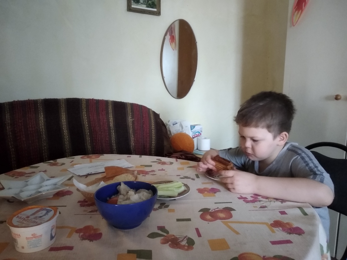 Миша обедает.