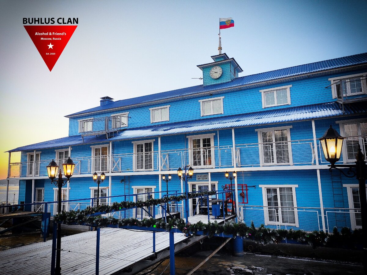 Отель "Островский причал" реально стоит на воде! Фото из архива Бухлус Клан.