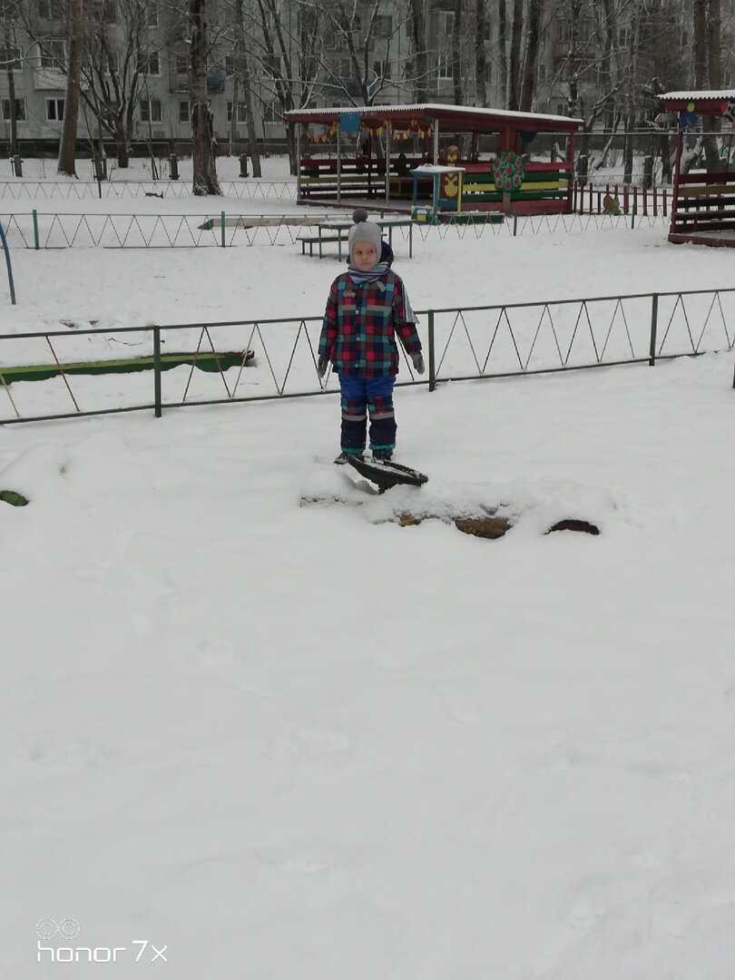 Где одинокий мальчик в одиночестве стоял... 