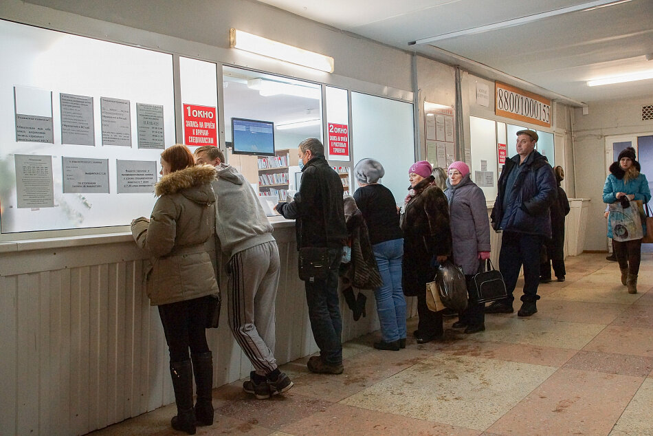 Очередь в регистратуру поликлиники фото