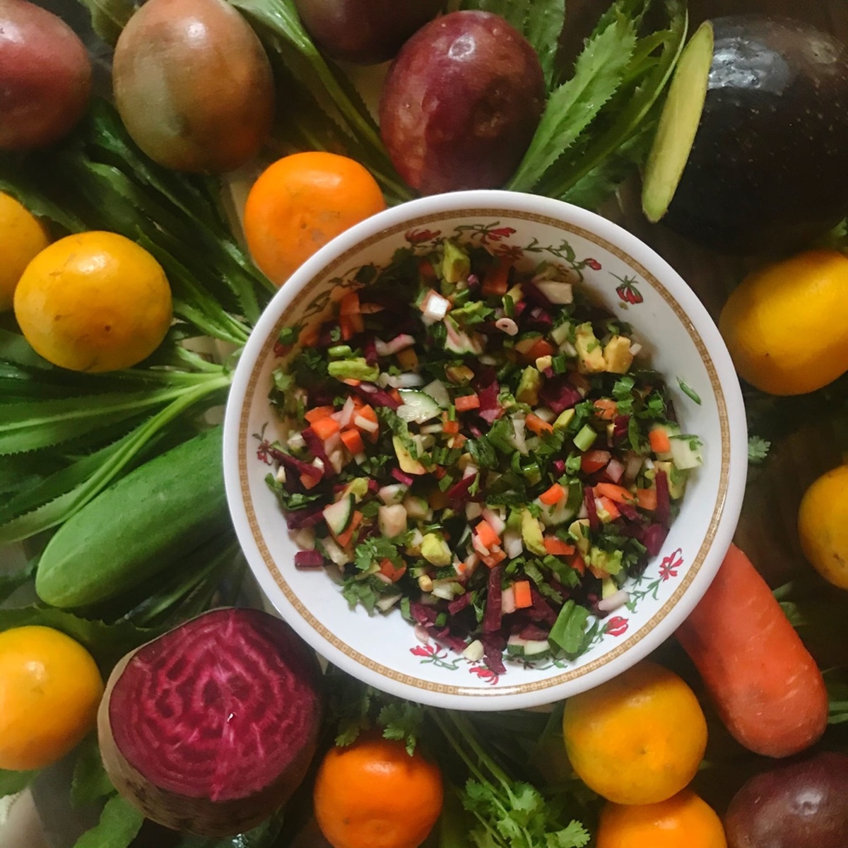 Тут поместилось почти всё! И содержимое салата тоже было в числе купленных продуктов.