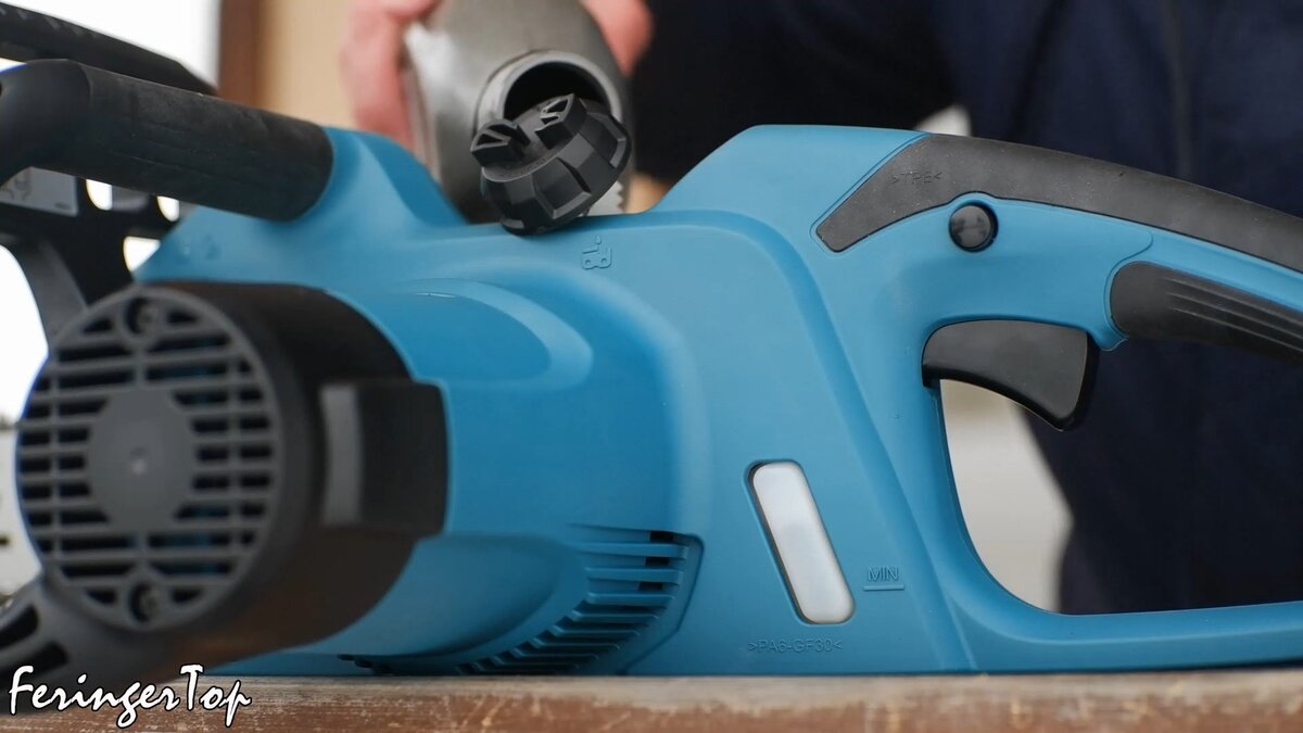 Здесь крышка ещё держится. Теперь же её нужно откладывать в сторону.