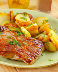 Как и у всех водных знаков, у Скорпиона очень инертные привычки в еде. Они складываются в детстве и сохраняются на всю жизнь. Этому знаку нужно много времени и усилий, чтобы изменить рацион, если этого вдруг требуют обстоятельства. Из-за этой своей особенности Скорпионы в большой степени заложники родителей: если в родительской семье питались сбалансировано и разнообразно, ребёнок-Скорпион всю жизнь будет следовать принципам здорового питания. Если родители не уделяли питанию ребёнка достаточно внимания, он так и будет питаться полуфабрикатами и фаст-фудом.