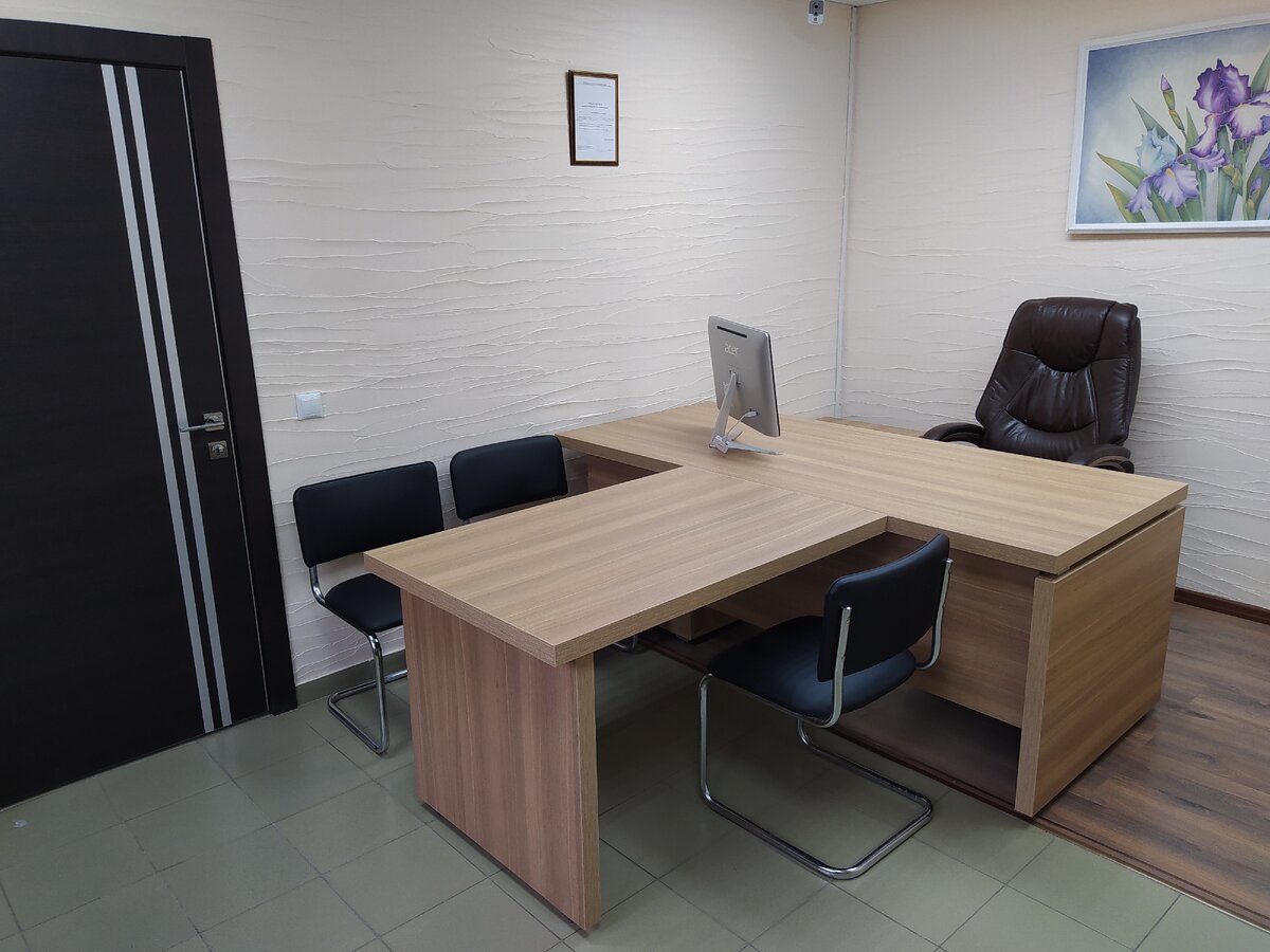 Стол руководителя с брифинг приставкой.