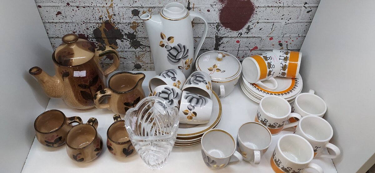 Сервиз СССР. Цена того что в центра - 500 рублей, с оранжевой полосой и муравьями 300 рублей, керамика продается за 500 рублей (магазин Чумадан станция Химки МО)