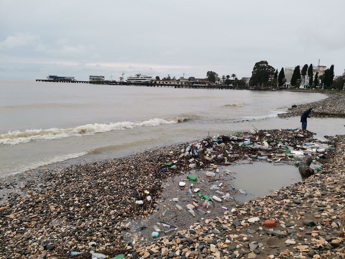 Цвет моря не морской, очень много пластика прибило к берегу. Больно смотреть, как мы гадим на своей же планете.