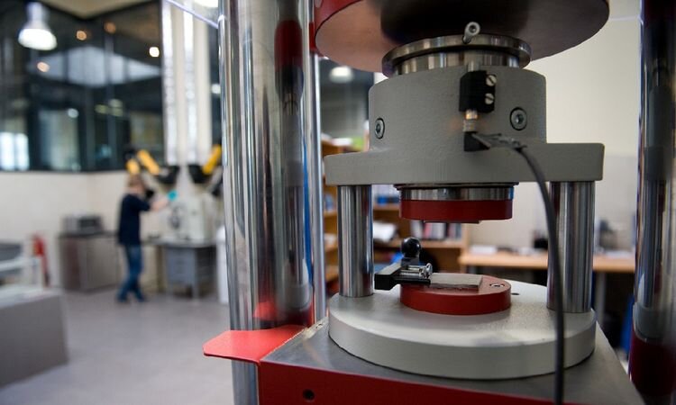 Зачастую свойства строительных материалов подвергаются воздействию сжатий и изгибов.​