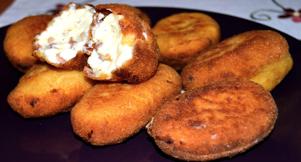 Крокеты — это вкусная закуска, хрустящая снаружи и сливочная внутри.