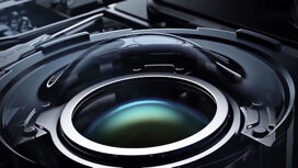 Xiaomi заявила смартфон, в фотокамере которого используется "Жидкая линза" — слой жидкости, чья поверхность может менять кривизну, в том числе от приложенного к ней электрического поля. Таким образом появляется возможность менять оптические харктеристики объектива: фокусное расстояние (то есть удалять или приближать объект при съемке) и точку фокусировки. При этом что зум (одним объективом, а не несколькими), что фокусировка будут работать очень быстро.

Но главное, "жидкая линза" – это возможность отказаться от сложных механических систем, физически двигающих отдельные линзы ради тех же задач. Или ради оптической стабилизации изображения. Что усложняет устройство фотомодуля, и делает его крайне чувствительным к механическим встряскам.

Такой необычный фотомодуль появится в следующем смартфоне Xiaomi Mi Mix. Его официально представят в ближайший понедельник. А сейчас анонсировали (постом в китайской социальной сети Weibo) только собственно главную инновацию. Вообще линейка Mi Mix для Xiaomi — это традиционный полигон для обкатки новых решений или для соревнования с конкурентами по части передовых технологий.

В этот раз, похоже, удалось победить Huawei. Еще в прошлом году ходили слухи, что в следующем флагмане этой компании, P50, будет как раз объектив с жидкой линзой. В подтверждение этой версии приводился патент Huawei, который демонстрировал использование этого подхода к изменению фокусного расстояния. Вероятно, санкции, которые наложили на компанию США, не позволили Huawei не только реализовать эту технологию в своих телефонах раньше чем Xiaomi, но и вообще поставили под вопрос саму возможность выхода нового флагмана на рынок.

И за место, которое освобождает Huawei, теперь активно борются его соотечественники. Помимо уже упомянутой Xiaomi, на этой неделе выступили сразу две дочки огромного концерна BBK – vivo и One Plus. И обе компании, опять же, делают упор на качество фотографий (то, чем последние годы славился как раз Huawei).

Vivo показал новые телефоны серии X60 и одновременно объявил о начале партнерства с именитым производителем фото-оптики Carl Zeiss. Как утверждают в Vivo, вклад немецкого бренда заключался в сертификации специального осветляющего покрытия линзы, которое увеличивает количество света, проходящего через объектив камеры, а также программную эмуляцию знаменитого боке цейсовских объективов Biotar.