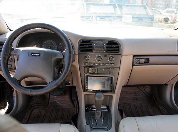 После реставрации, пропал жирный блеск, кожа стала матовой, как и должно быть